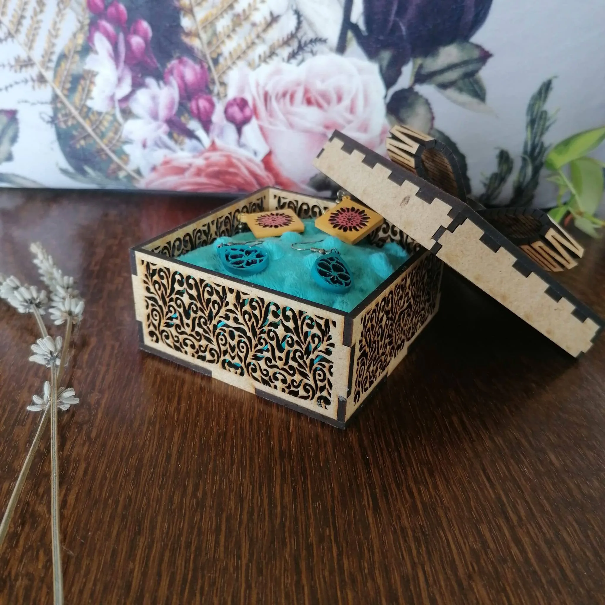 Boîte décorative ouverte